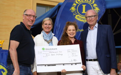 Der Lions Club Kurfürstendamm beschenkt die DARE Stiftung mit einem großzügigen Scheck über 5.000€