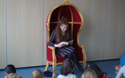 Anja Antonowicz liest „Des Kaisers neue Kleider“ für stationär untergebrachte Kinder des St. Joseph-Krankenhauses